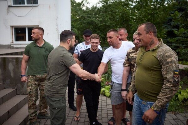Осмотрел разрушенный собор и посетил реабилитационные отделения: в Одессу приехал Владимир Зеленский Осмотрел разрушенный собор и посетил реабилитационные отделения: в Одессу приехал Владимир Зеленский