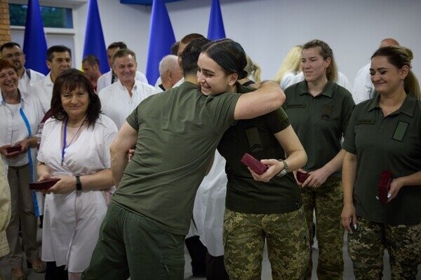 Осмотрел разрушенный собор и посетил реабилитационные отделения: в Одессу приехал Владимир Зеленский Осмотрел разрушенный собор и посетил реабилитационные отделения: в Одессу приехал Владимир Зеленский