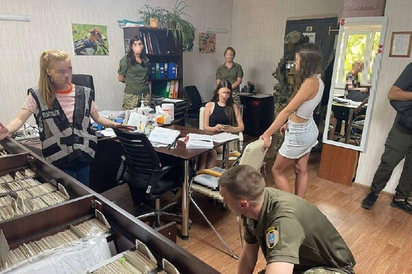 В Одессе сотрудник военно-врачебной комиссии с адвокатом помогали уклонистам за 10 000 долларов 