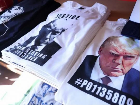 Дякуючи прокуратурі: Трамп заробив на своєму тюремному фото мільйони доларів