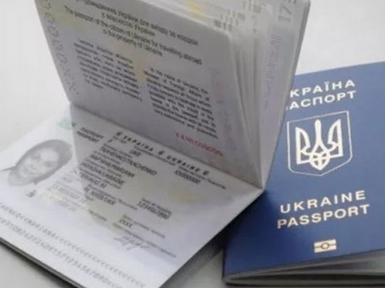 Українцям у Польщі пояснили, що краще — робити новий закордонний паспорт чи продовжувати старий
