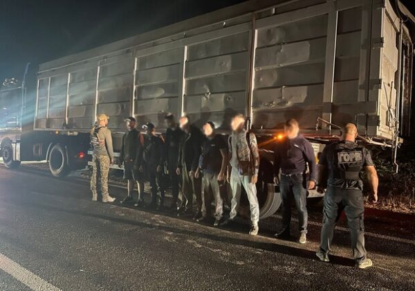 В Одесской области шесть мужчин в прицепе грузовика пытались перебраться в Молдову В Одесской области шесть мужчин в прицепе грузовика пытались перебраться в Молдову