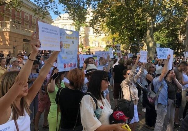 Митинг в День города: в Одессе под зданием мэрии прошел пикет против тендеров на реконструкцию суда и ТЮЗа Митинг в День города: в Одессе под зданием мэрии прошел пикет против тендеров на реконструкцию суда и ТЮЗа