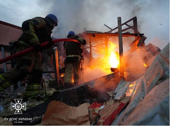 Київ під ударом: рятувальники показали фото наслідків ракетної атаки росіян
