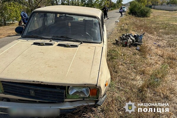 В Одесской области легковушка столкнулась с мопедом: пострадала женщина