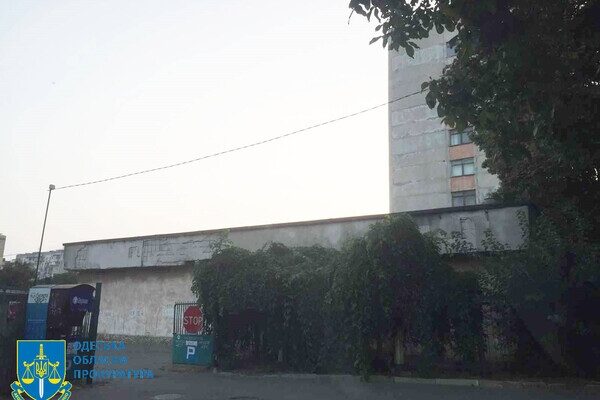 Землю педуниверситета в Одессе незаконно использовали под платную парковку Землю педуниверситета в Одессе незаконно использовали под платную парковку