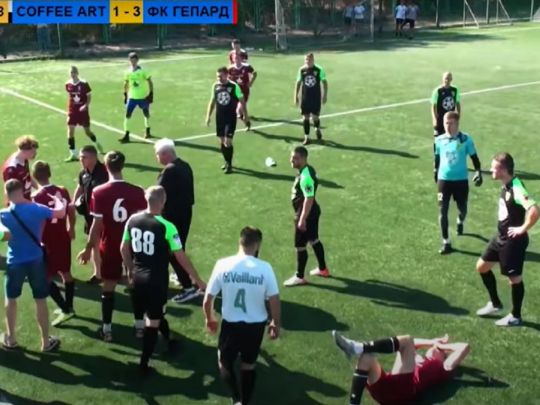 Били без розбору: українські футболісти-аматори влаштували масову бійку під час матчу (відео)