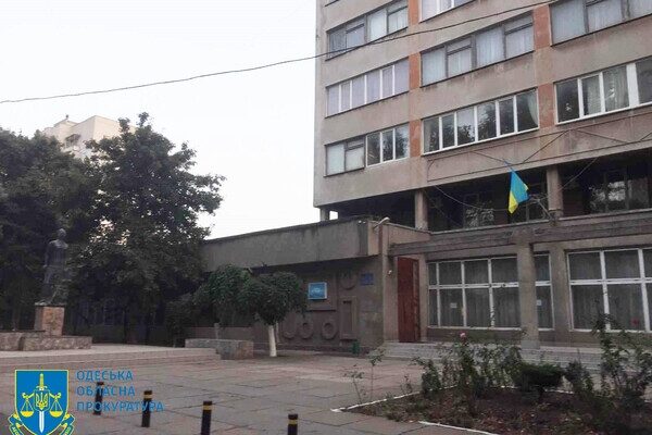Землю педуниверситета в Одессе незаконно использовали под платную парковку Землю педуниверситета в Одессе незаконно использовали под платную парковку