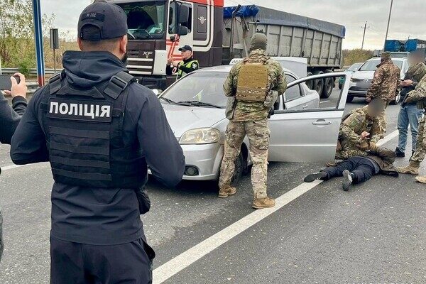 Одессит помогал военнообязанным покинуть Украину на "одноразовом" авто: видео задержания Одессит помогал военнообязанным покинуть Украину на "одноразовом" авто: видео задержания
