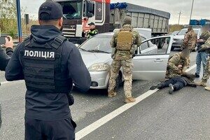 Одессит помогал военнообязанным покинуть Украину на "одноразовом" авто: видео задержания Одессит помогал военнообязанным покинуть Украину на "одноразовом" авто: видео задержания