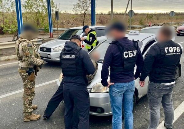 Одессит помогал военнообязанным покинуть Украину на "одноразовом" авто: видео задержания Одессит помогал военнообязанным покинуть Украину на "одноразовом" авто: видео задержания