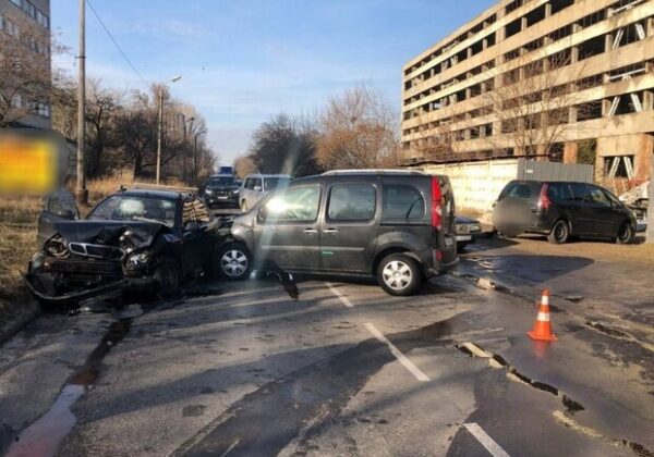 На Житомирской произошло тройное ДТП: есть пострадавшие На Житомирской произошло тройное ДТП: есть пострадавшие