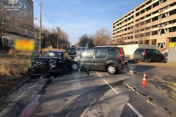 На Житомирской произошло тройное ДТП: есть пострадавшие На Житомирской произошло тройное ДТП: есть пострадавшие