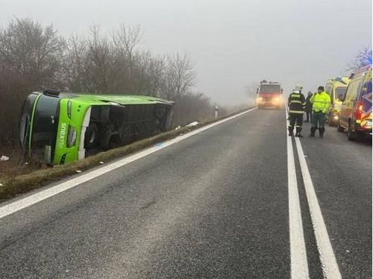 Автобус із десятками українців перекинувся на трасі у Словаччині: є постраждалі (фото)