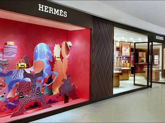 Майже історія Попелюшки: найбільший акціонер Hermès хоче усиновити садівника, щоб передати йому свої статки
