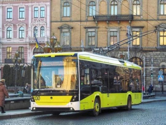 «Просто познущалися»: у Львові поліція склала протокол на пенсіонерку, яка зламала щелепу після падіння у тролейбусі