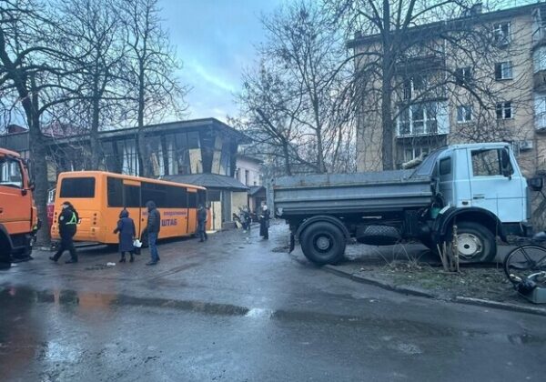 Атака "шахедами" по Одессе повредила 15 домов: где развернули оперативные штабы для помощи (обновлено) Атака "шахедами" по Одессе повредила 15 домов: где развернули оперативные штабы для помощи (обновлено)