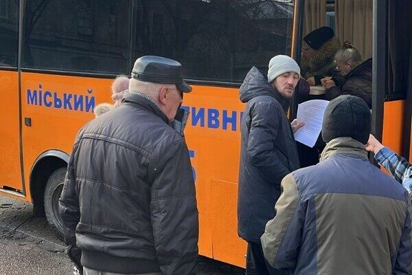 Атака "шахедами" по Одессе повредила 15 домов: где развернули оперативные штабы для помощи (обновлено) Атака "шахедами" по Одессе повредила 15 домов: где развернули оперативные штабы для помощи (обновлено)