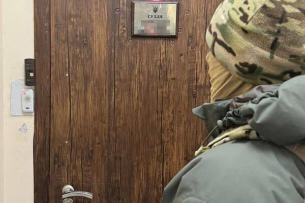 За 3,5 тысяч долларов: судья в Одесской области помогал уклонистам выезжать за границу
