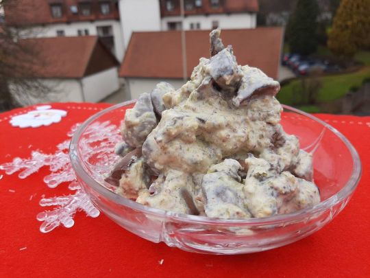 Салат із курячою печінкою та соусом із маринованими огірками: смачно та незвично