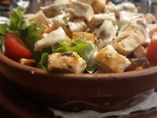 Салат з куркою, грінками та чорносливом: ситно та смачно