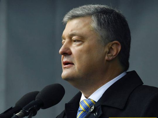Загравання з&nbsp;Орбаном та&nbsp;мільйонні заробітки під час війни: експерт пояснив 75% антирейтингу Порошенка