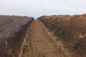 "Зубы драконов" и противотанковые рвы: как строят фортификационные сооружения в Одесской области "Зубы драконов" и противотанковые рвы: как строят фортификационные сооружения в Одесской области