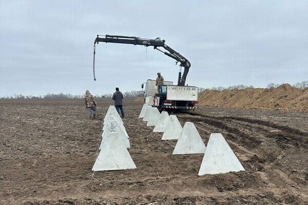 "Зубы драконов" и противотанковые рвы: как строят фортификационные сооружения в Одесской области "Зубы драконов" и противотанковые рвы: как строят фортификационные сооружения в Одесской области