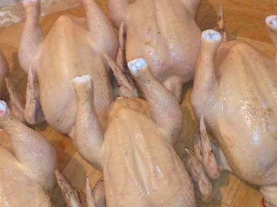 Чи можна відварити заморожену курку: шеф-кухар каже «так», але є нюанс