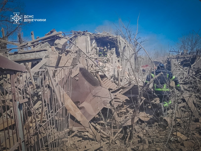 Ворог потужно вдарив по Костянтинівці: зруйновано десятки будинків, під завалами шукають людей (фото)