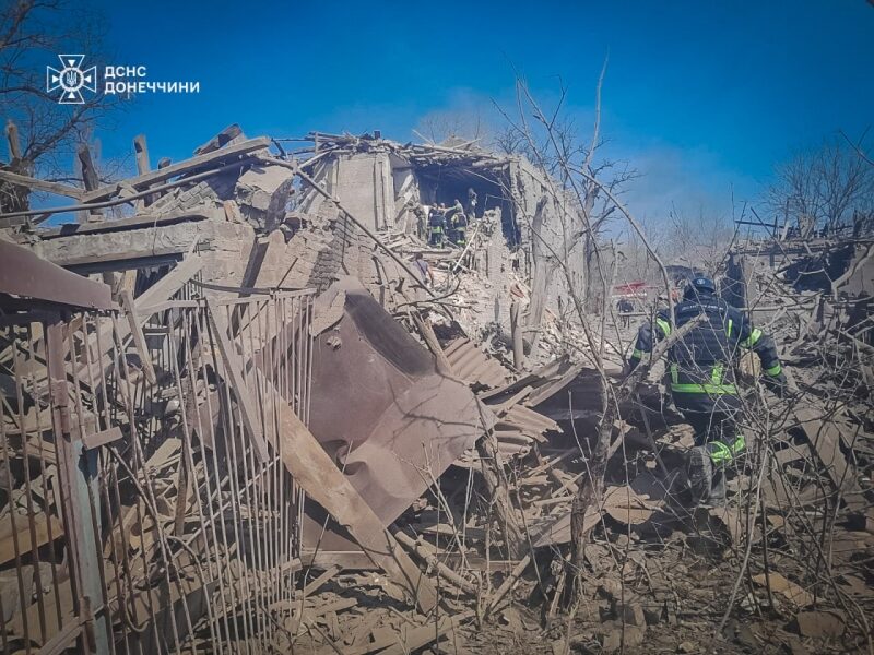 Ворог потужно вдарив по Костянтинівці: зруйновано десятки будинків, під завалами шукають людей (фото)