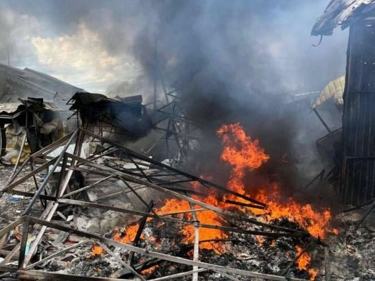 Горить цех із папером: у Харкові ліквідують наслідки удару росіян по цивільному об'єкту
