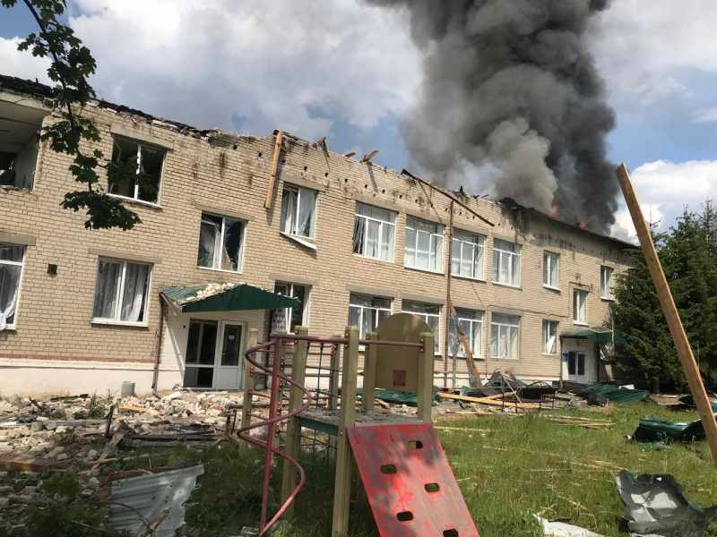 Росіяни завдали бомбового удару по Золочеву на Харківщині: у місті великі руйнування (фото, відео)
