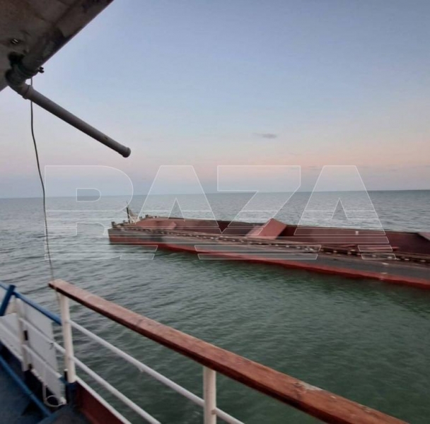 В Азовському морі безпілотники атакували буксир та баржу, що призначалася для захисту Керченського мосту, — ЗМІ (фото, відео)