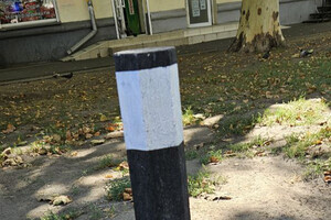 В Одессе впервые в Украине установили антипарковые столбики, которые сделали из пластика