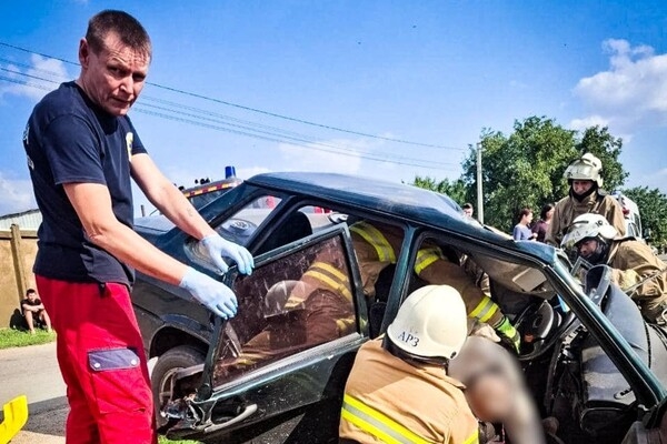 В Одесском районе автомобиль сбил столб: несколько человек получили травмы