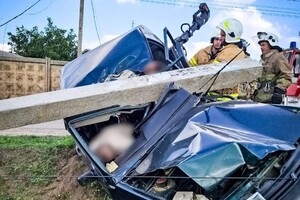 В Одесском районе автомобиль сбил столб: несколько человек получили травмы