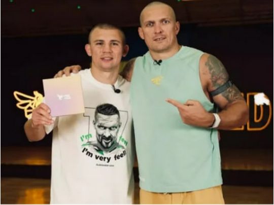 Більше, ніж обіцяв: Усик заплатив олімпійському чемпіону зі своєї кишені величезну суму в доларах (відео)