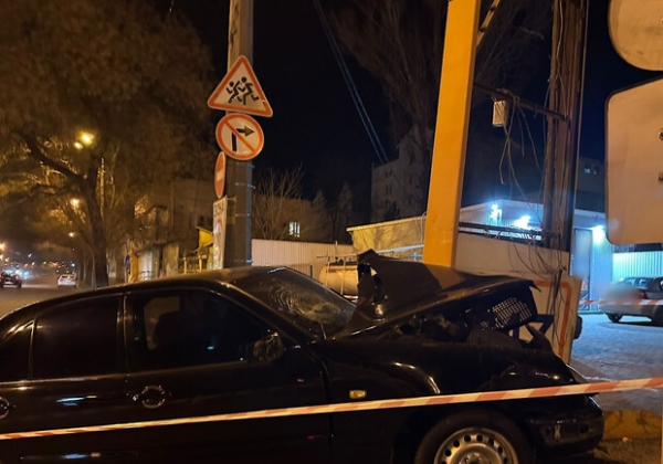 На Дальницкой в Одессе легковушка врезалась в стелу АЗС: есть травмированные