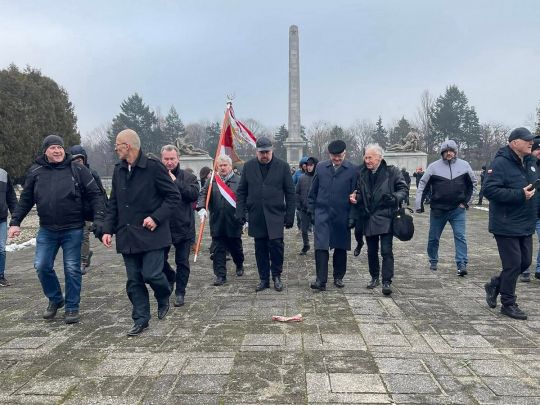 Пішли по кістках: під час покладання квітів до пам’ятника радянським солдатам у Варшаві стався інцидент