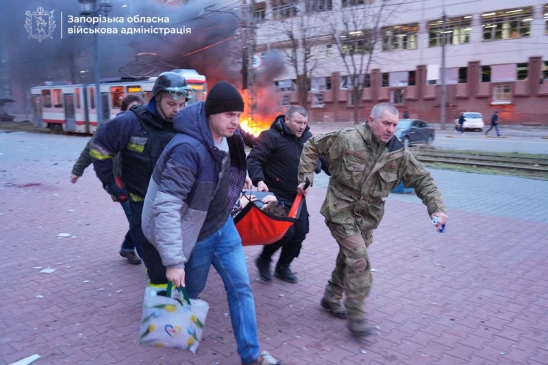 Росіяни завдали авіаудару по Запоріжжю: багато загиблих і поранених (фото, відео)