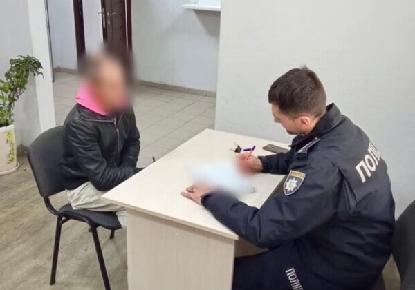 В Одесской области пьяный мужчина разгуливал в полицейской одежде: ситуацию прокомментировали правоохранители В Одесской области пьяный мужчина разгуливал в полицейской одежде: ситуацию прокомментировали правоохранители