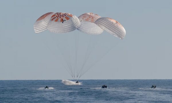 «Застрявшие в космосе»: астронавты NASA вернулись домой «Застрявшие в космосе»: астронавты NASA вернулись домой
