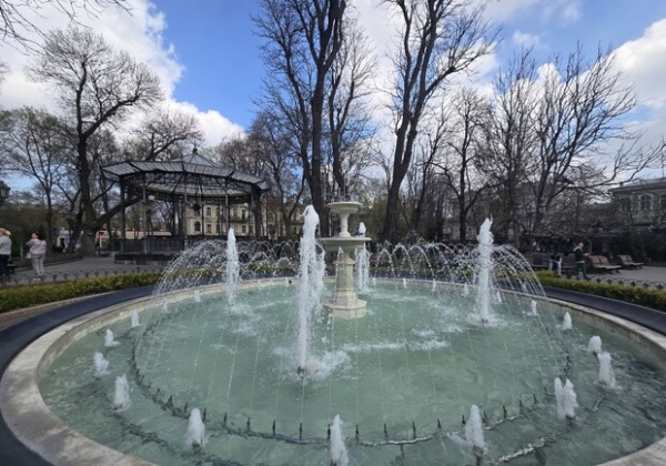 В Одессе запустили фонтан в Городском саду: фотоотчет