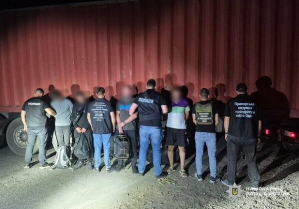 10 500 долларов за выезд в фуре с дровами: в Одессе задержали организаторов побега военнообязанных в Молдову 10 500 долларов за выезд в фуре с дровами: в Одессе задержали организаторов побега военнообязанных в Молдову