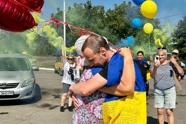 Впервые обнял маленького сына: в Одесскую область вернулся последний из пленных защитников Змеиного Впервые обнял маленького сына: в Одесскую область вернулся последний из пленных защитников Змеиного