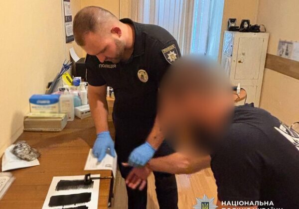 В Одессе задержали поджигателя, который поджег два автомобиля и скрылся в Кривом Роге В Одессе задержали поджигателя, который поджег два автомобиля и скрылся в Кривом Роге