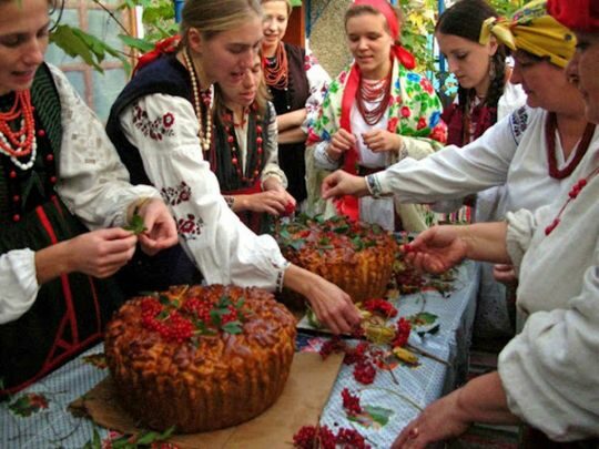 Свічки-«трійці», щедрий стіл і ходіння по калину: що українці робили на Першу Пречисту, 15 серпня, щоб забезпечити здоров’я і благополуччя родини