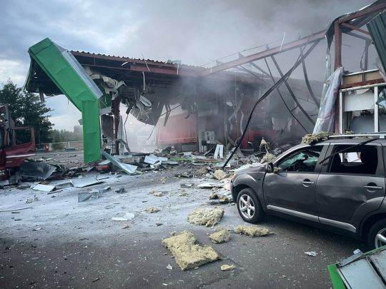 Нічна атака рф: палають склади і АЗС, поїзди курсують із затримками, є поранені