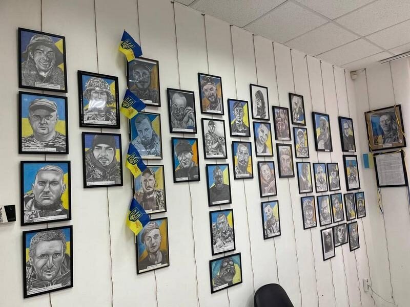 «У снах приходив друг Артем і говорив, кого треба малювати»: як викладачка з Донеччини створює портрети воїнів